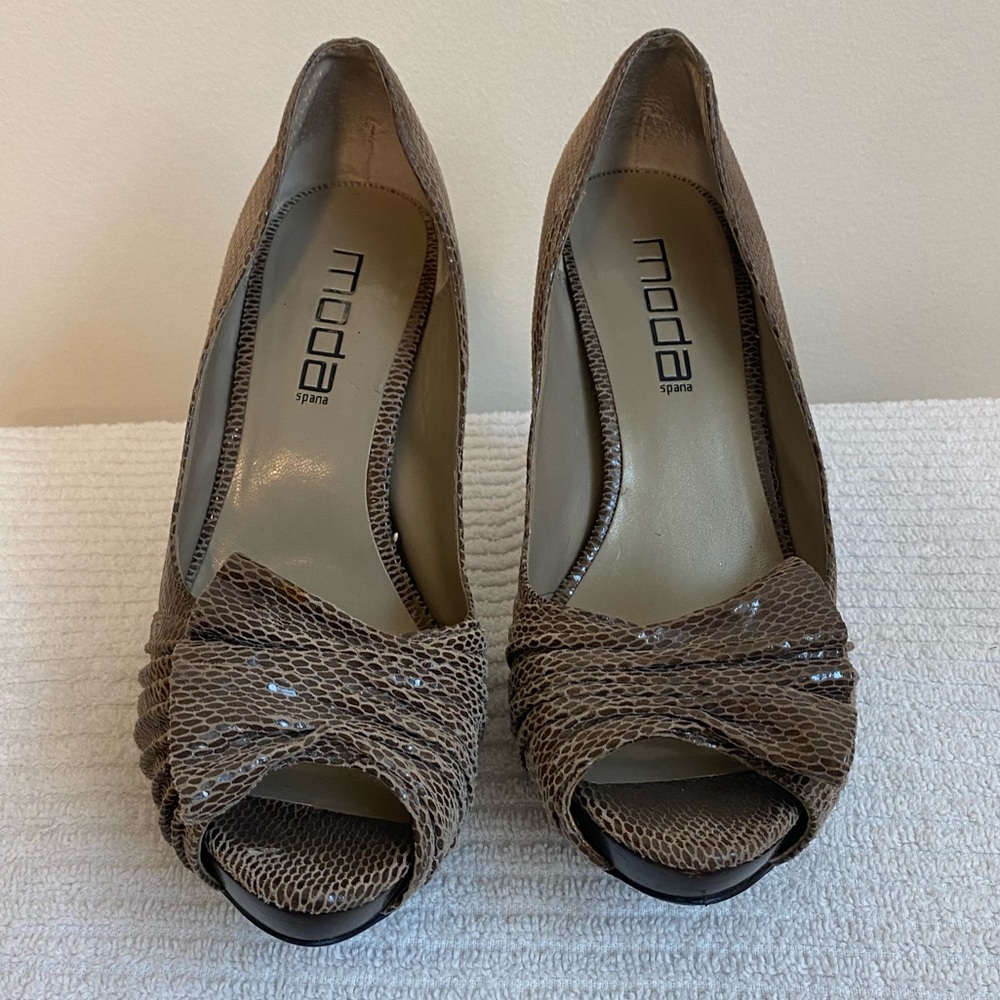 Moda heels size 7 in faux snakeskin textured neutral brown